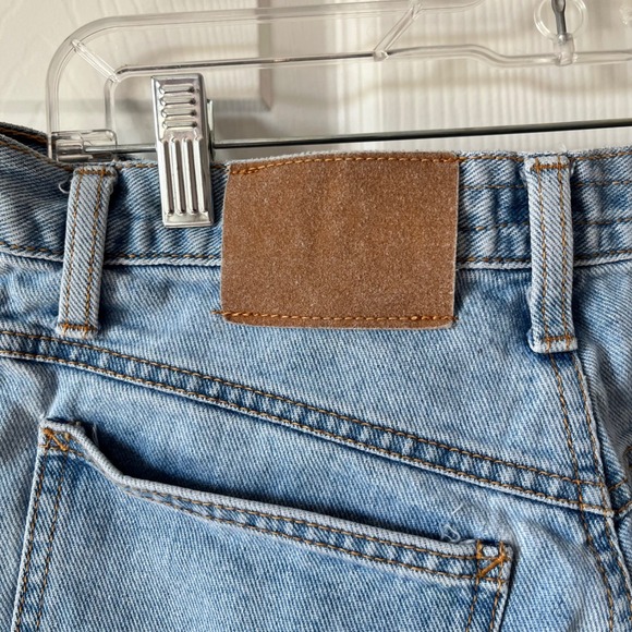 Zena Jeans Women's Size 13 Light Wash Denim Shorts Button‎ Fly Rose Embroidered - Picture 10 of 10